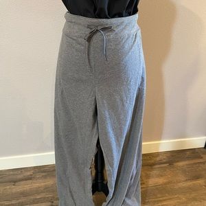Lounge or sweatpants, pockets, new.